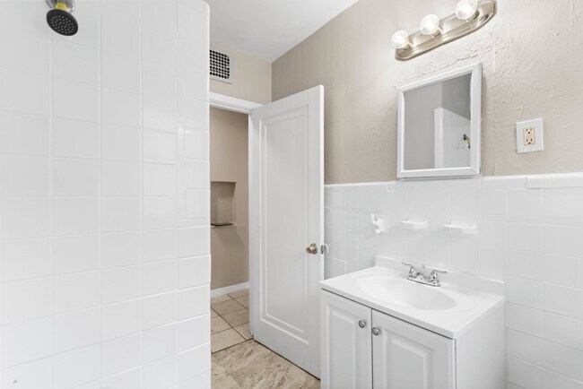 Building Photo - Spacious 3bdrm/1bath House $2295.00 ** Fen...
