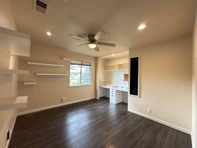 Building Photo - Upgraded Three Bedroom Duplex!