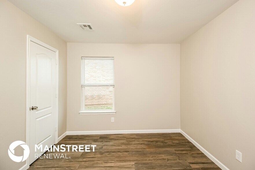 Building Photo - 7108 Meadow Lake Dr