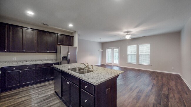 Building Photo - 3 Bedroom 2.5 Bathroom Townhome - The Comm...