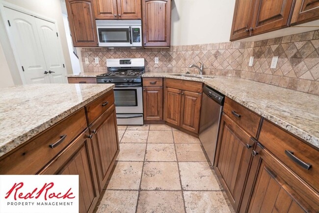 Building Photo - Beautiful Southgate Townhome!