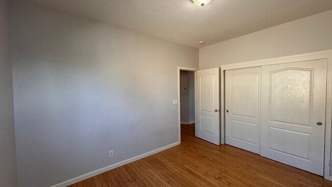 Building Photo - Just listed