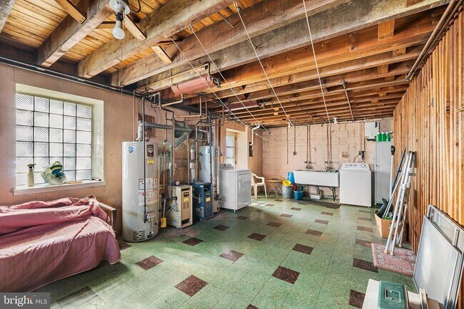 Building Photo - 2042 Faunce St