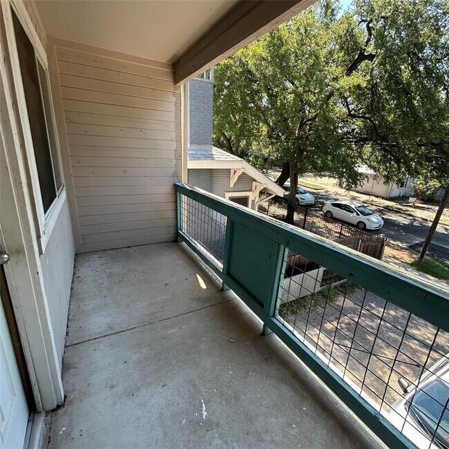 Building Photo - 1006 1/2 W 22nd St