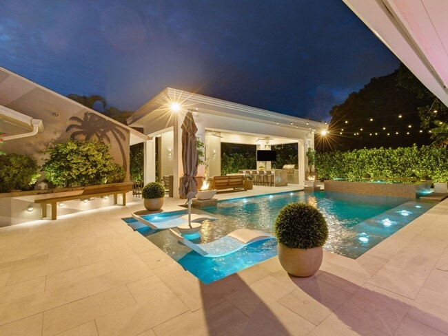 Building Photo - 2210 NE 3rd Ave