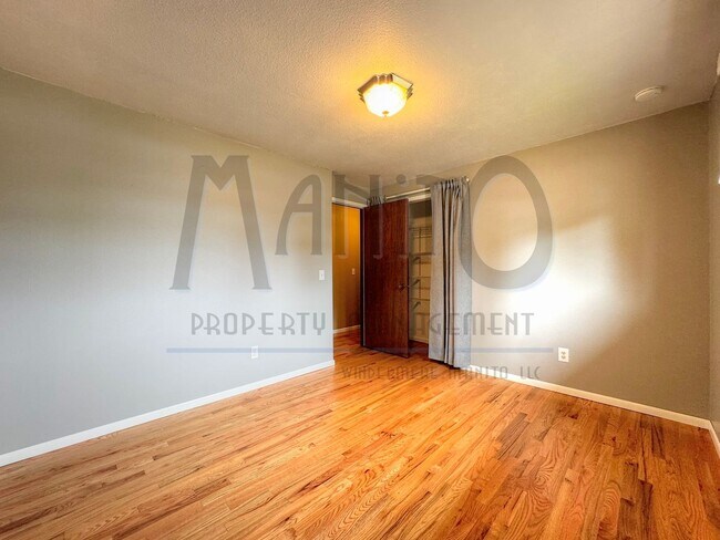Building Photo - Entertainers Dream Home