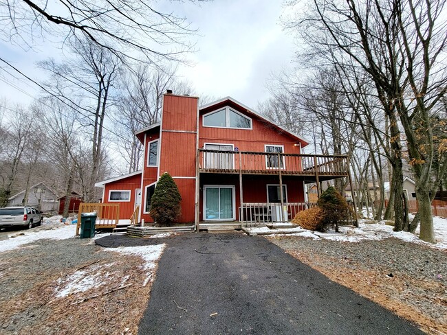 Primary Photo - Amazing 4 bedroom with 2 kitchens and Livi...