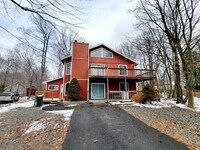 Building Photo - Amazing 4 bedroom with 2 kitchens and Livi...