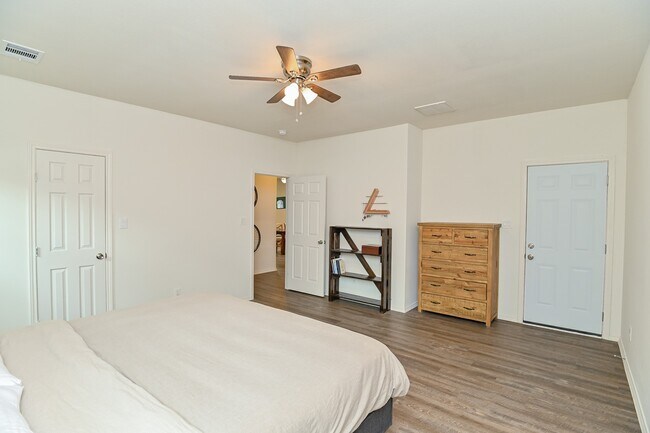 Building Photo - 1110 Louise St