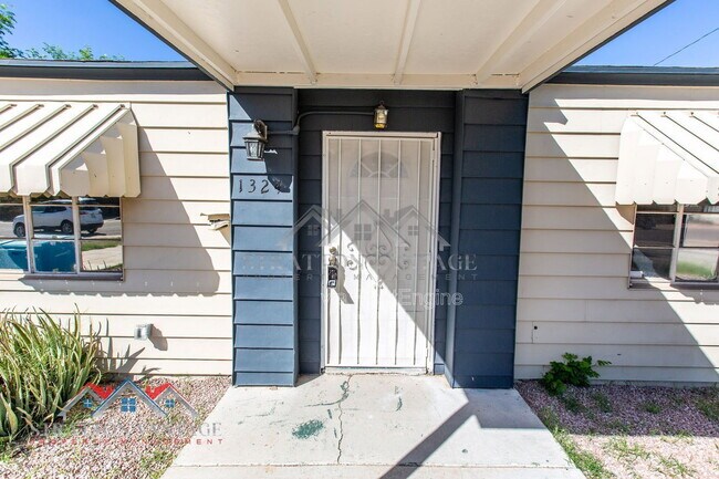 Building Photo - 1324 W Clarendon Ave