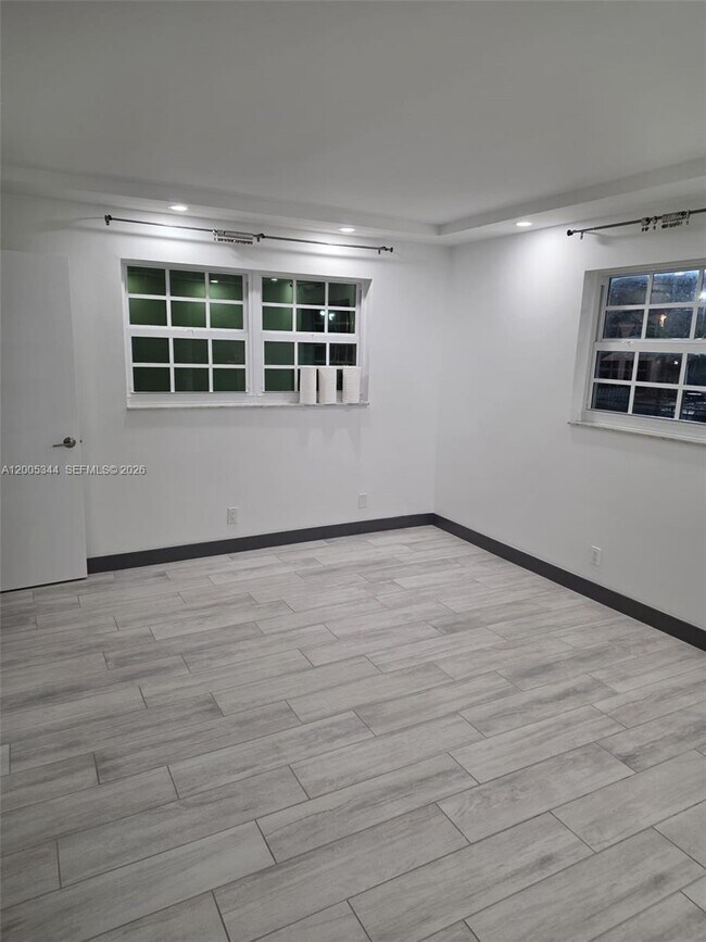 Building Photo - 660 Tennis Club Dr