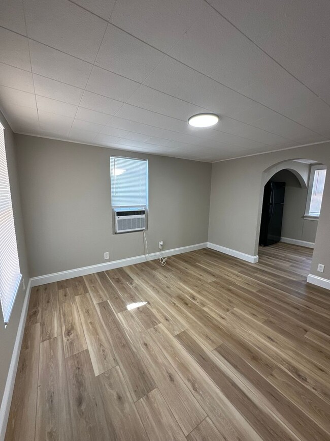 Building Photo - Charming 1 bed/1 bath apartment!