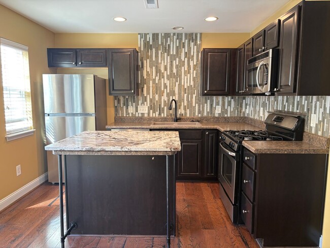 Building Photo - 2 Bedroom, 2.5 Bathroom Townhouse in Green...