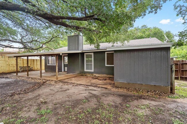 Building Photo - 701 Riverwood Dr