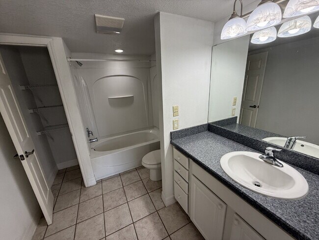 Building Photo - 920 Tennis Way