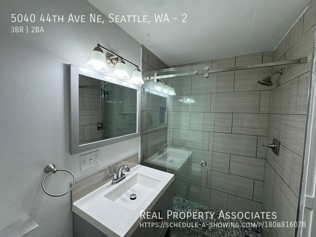 Building Photo - Laurelhurst Three Bedroom