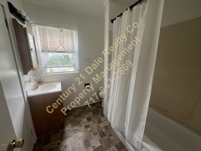 Building Photo - 2 Bedroom 1 Bath apartment with off street...