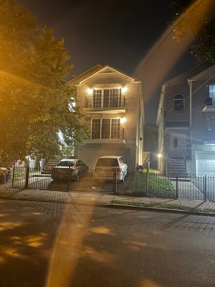 Building Photo - 258 W Runyon St