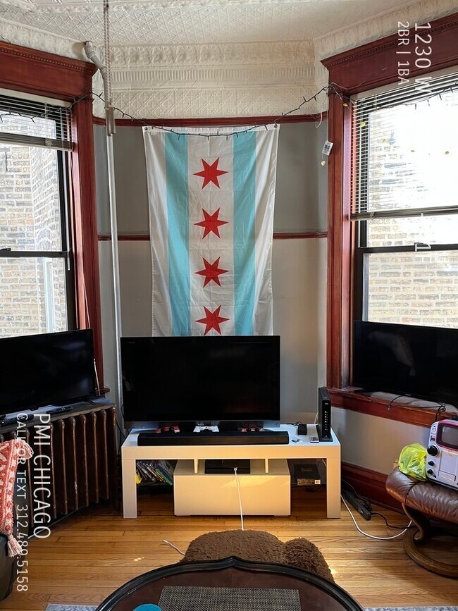 Building Photo - 1230 W Roscoe St