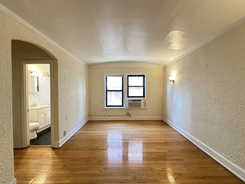 Building Photo - 562 W Arlington Pl