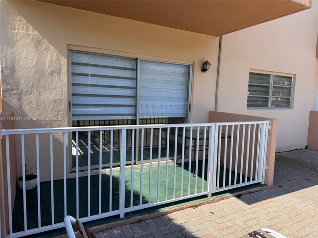 Building Photo - 2200 E Hallandale Beach Blvd