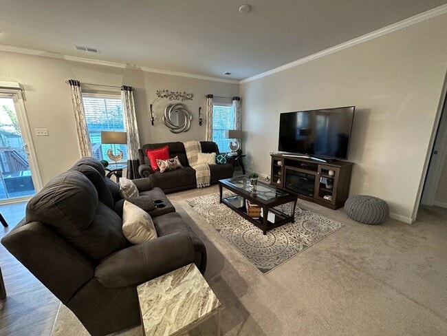Building Photo - Like New 2018 Built First Floor 3 Bed/2 Ba...