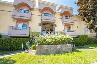 Building Photo - 7035 Woodley Ave