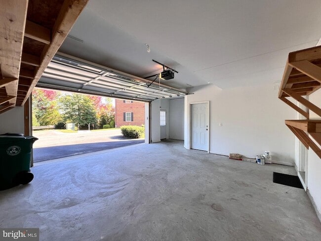 Building Photo - 376 Parkview Ave