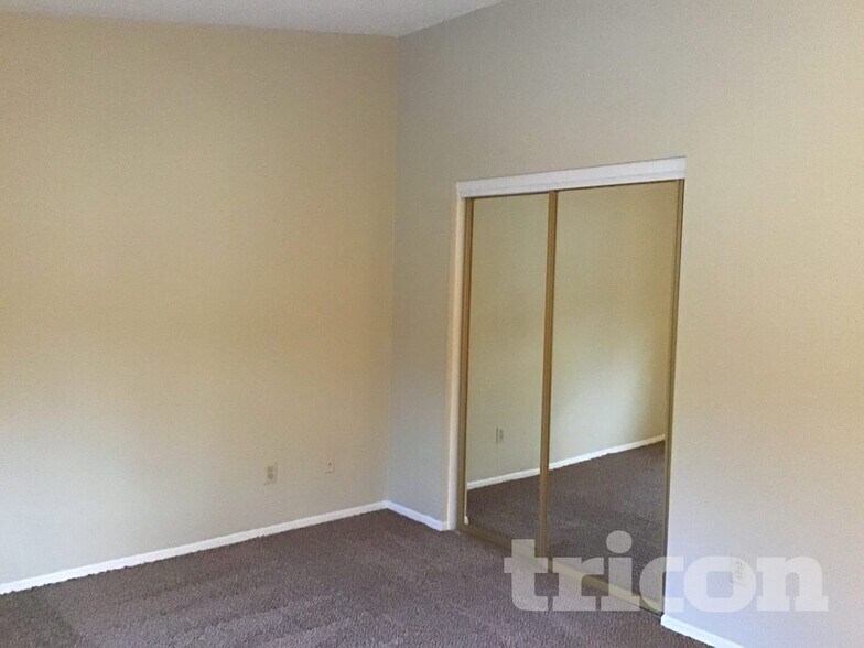 Building Photo - 2020 Burnside Dr