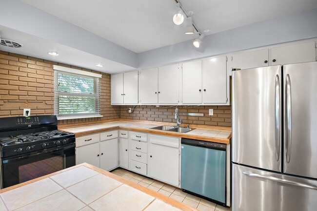 Building Photo - 721 Montego Dr