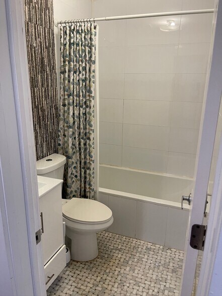 Building Photo - 852 Park Pl