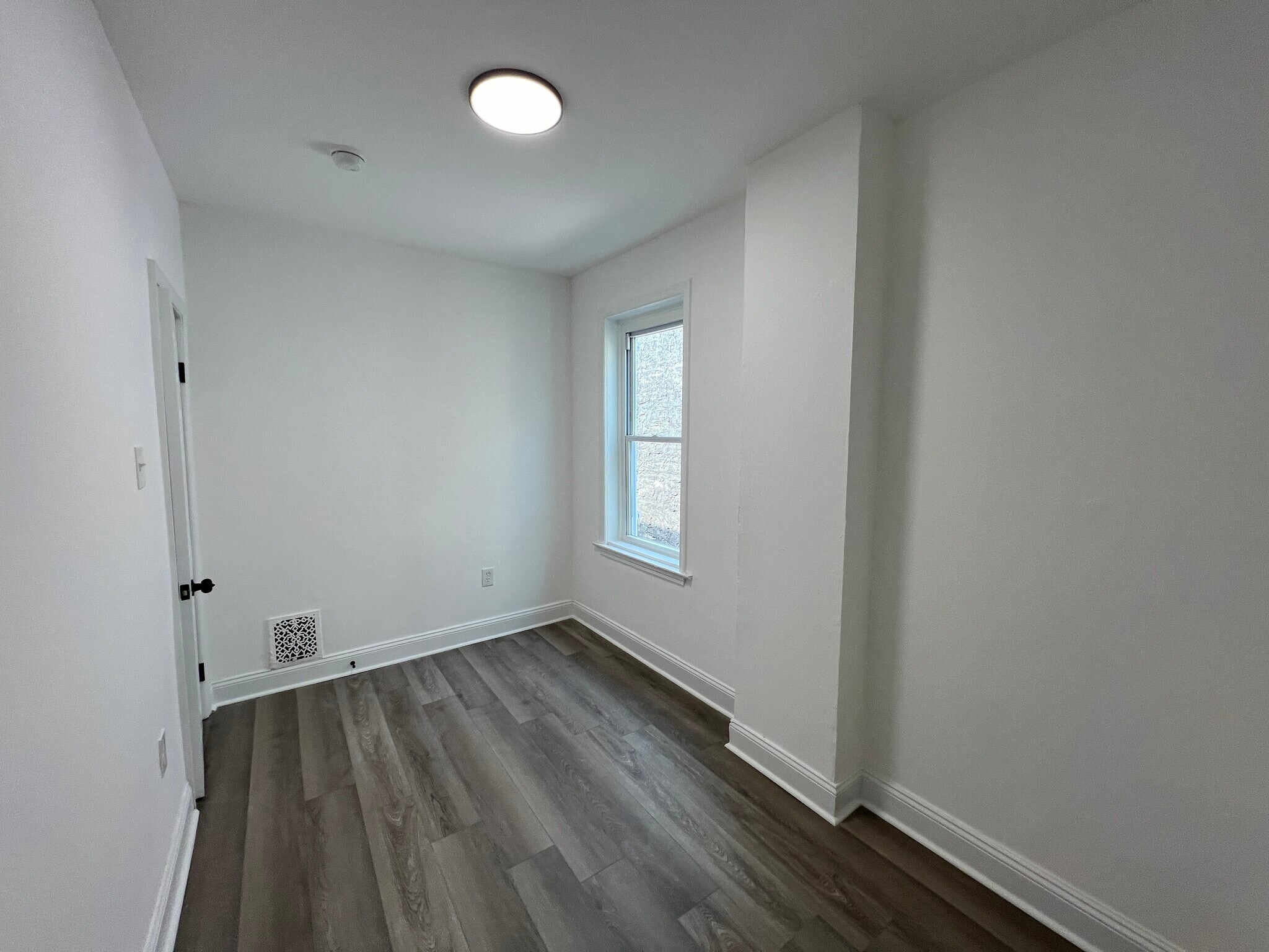 Building Photo - 921 W 3rd St