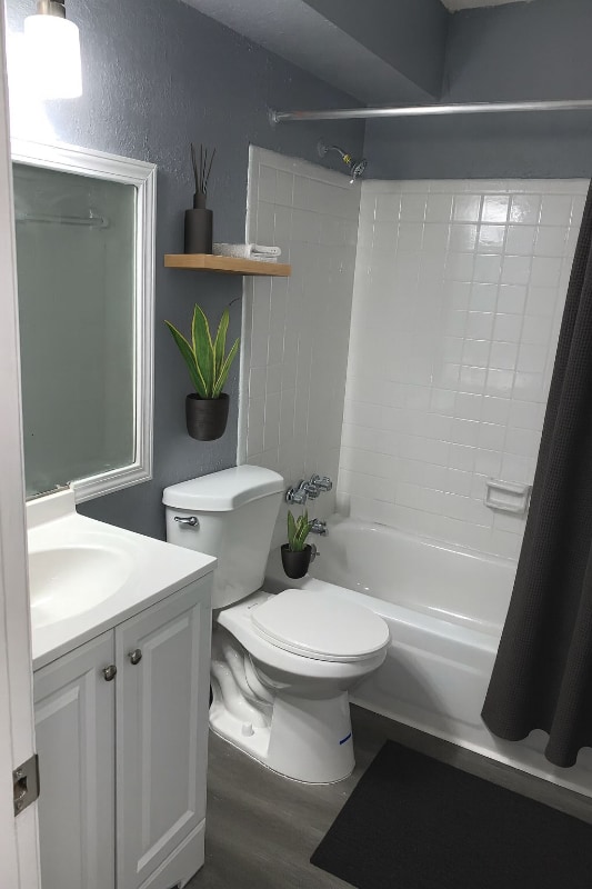 Building Photo - 1735 Delano Ave