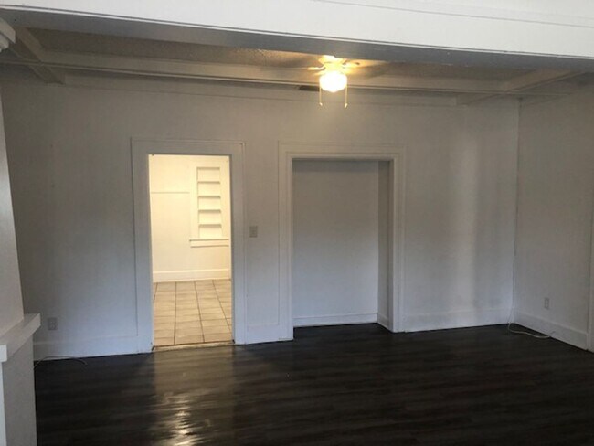 Primary Photo - Lovely 3 bedroom 2 bathroom in St. Petersburg