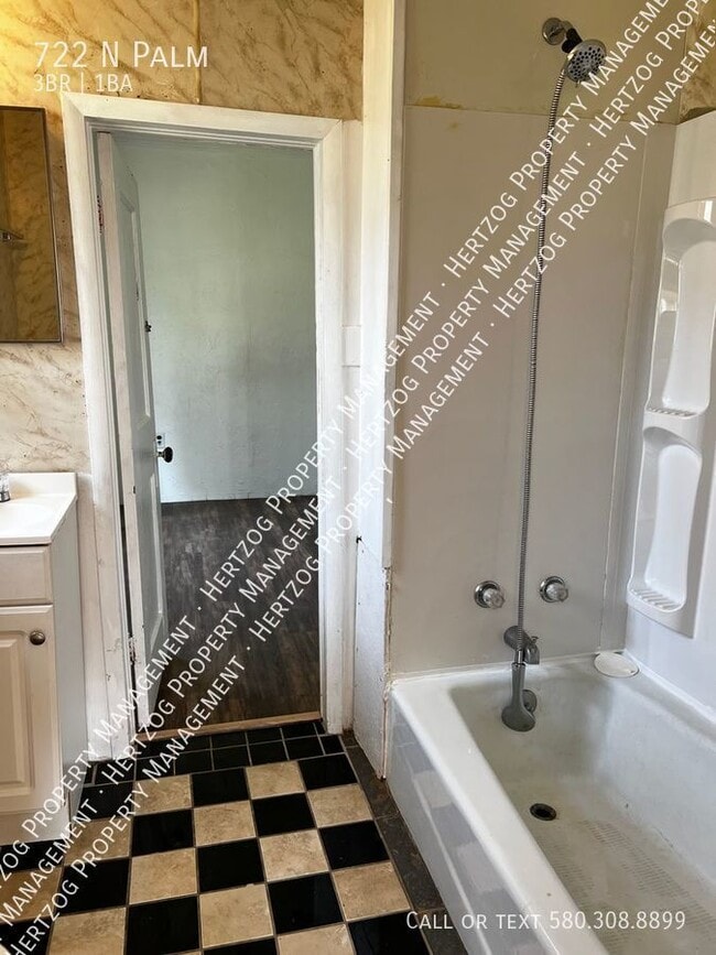 Building Photo - 722 N Palm-