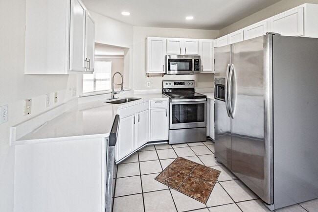 Building Photo - Exceptionally Nice 3 BR 2.5 BA Townhome in River Walk