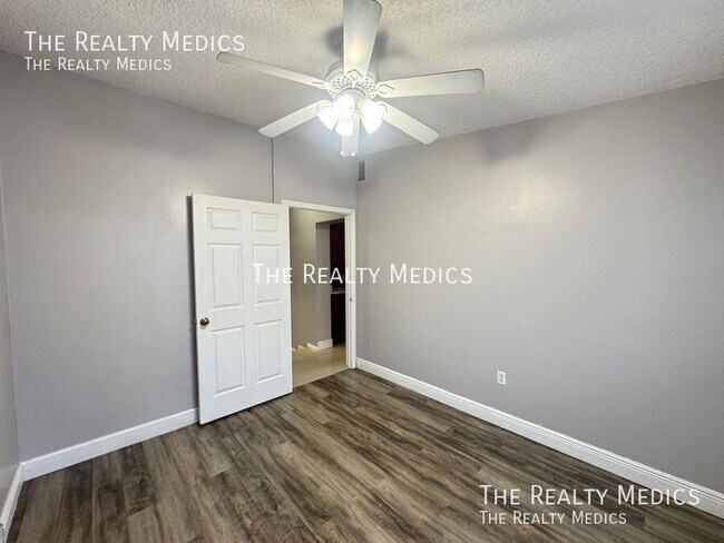 Building Photo - 1102 Egan Dr