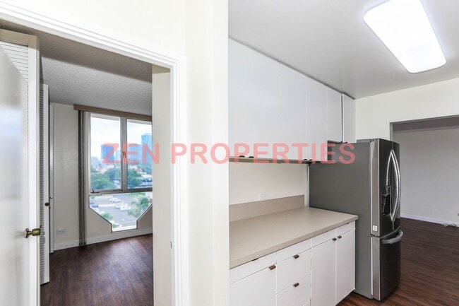 Building Photo - 2 bedroom, 2 bath & 1 parking for rent at Royal Court