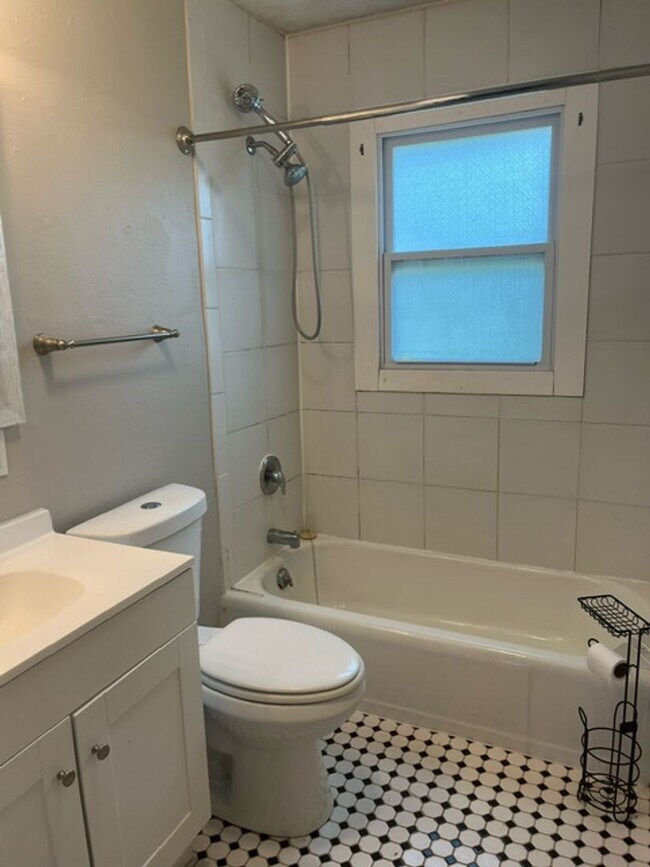 Building Photo - Super Cute 2 Bed 1 Bath House!