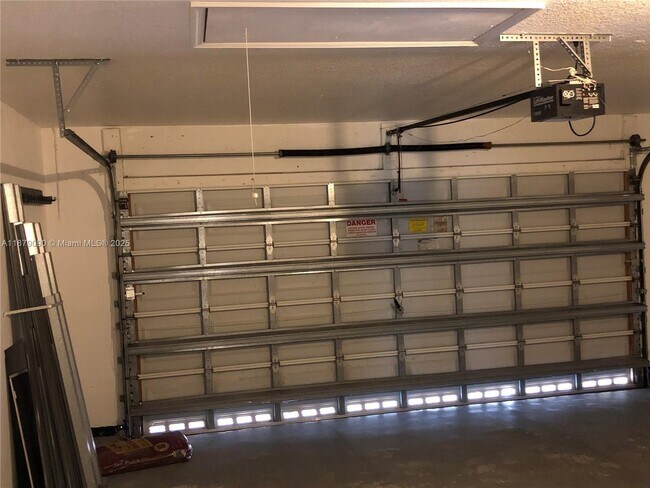 Building Photo - 693 Live Oak Ln