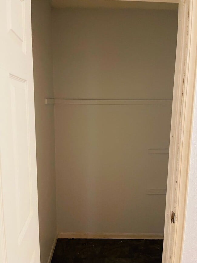 Building Photo - Great Size, Affordable Apartment!