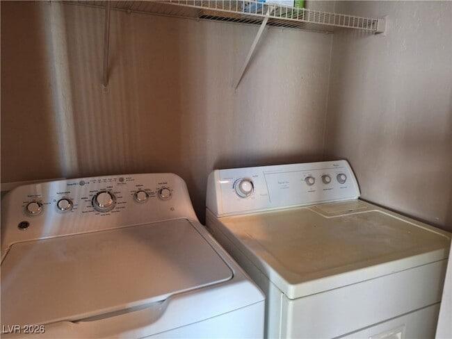 Building Photo - 370 Kensington Palace Ave