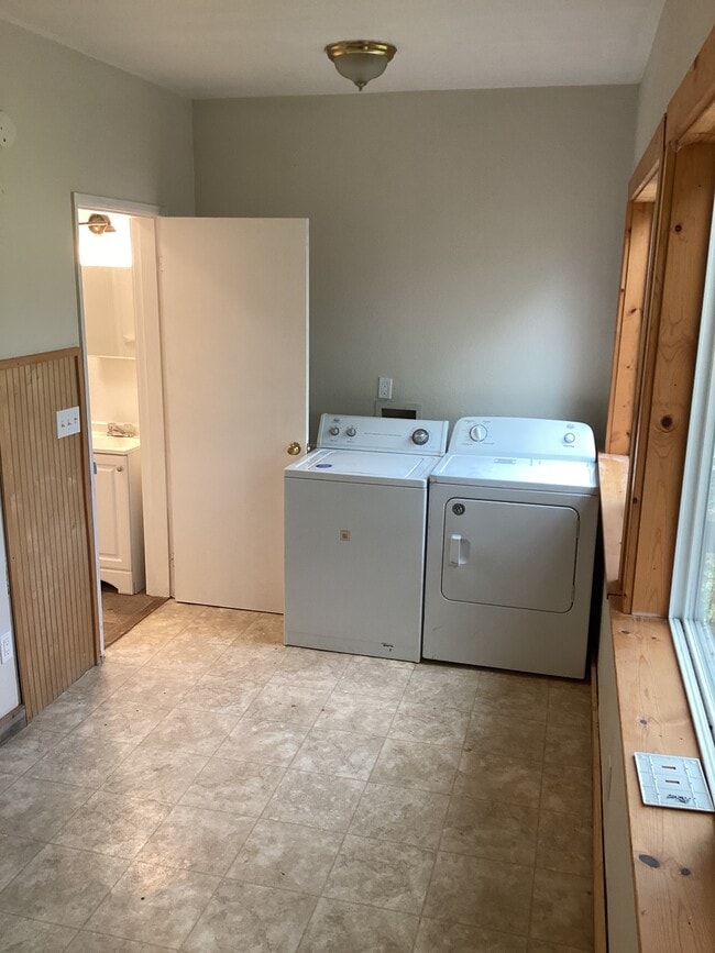 Building Photo - 442 NE 1st St