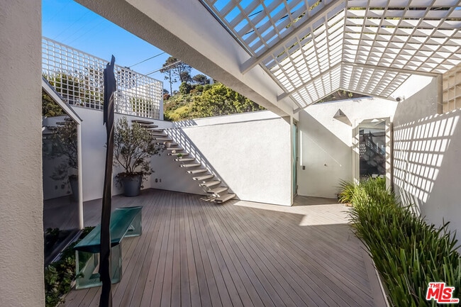 Building Photo - 26940 Malibu Cove Colony Dr
