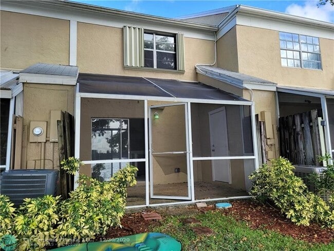 Building Photo - 2828 Edgehill Ln