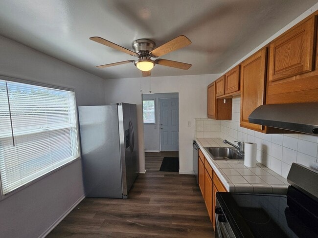Building Photo - RETIREMENT COMMUNITY: Renovated Residence Hidden Gem 2 Bed/1 Bath - San Leandro