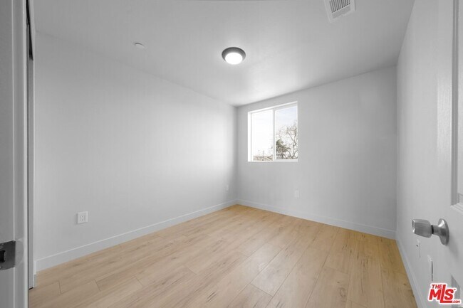 Building Photo - 236 W 84th Pl