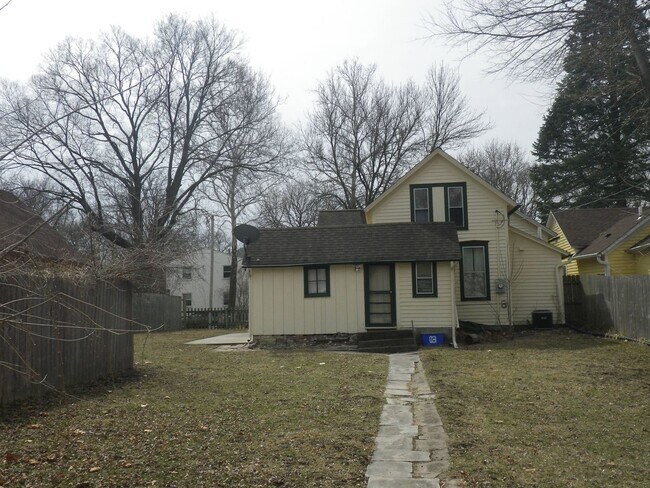 Building Photo - 3 Bedroom 1 Bath House - Close to Downtown Iowa City