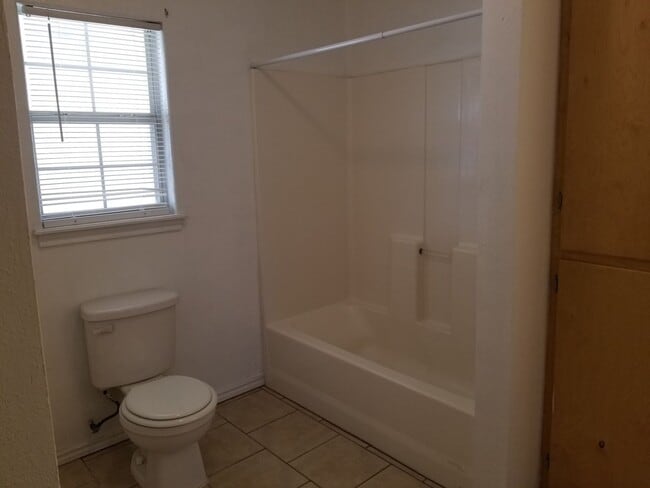 Building Photo - 3 bed, 1 bath home with CARPORT! Month to ...