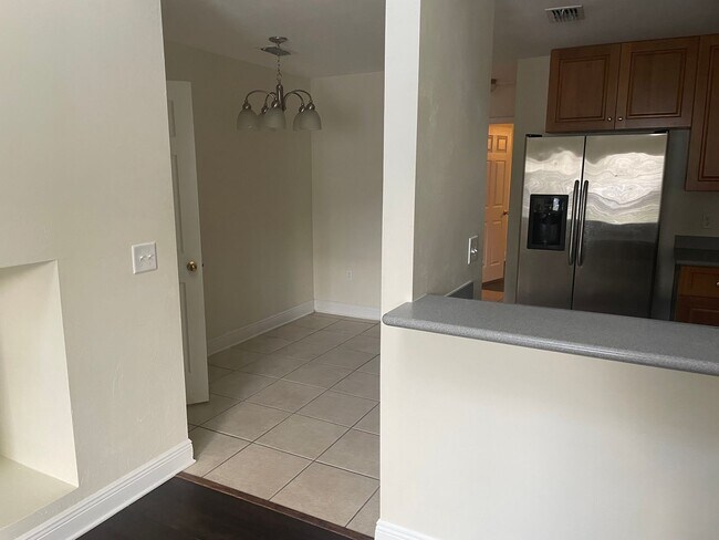 Building Photo - 3/3 town home only 1450$!